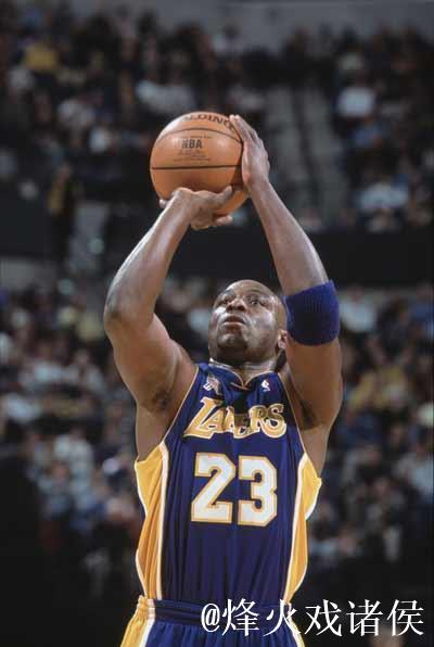 米奇16分钟表现高效：14分6板1助攻1抢断，投篮命中率60%